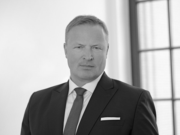https://multiversum.consulting/wp-content/uploads/2021/12/Arne-Schuemann-600x450-1.jpg