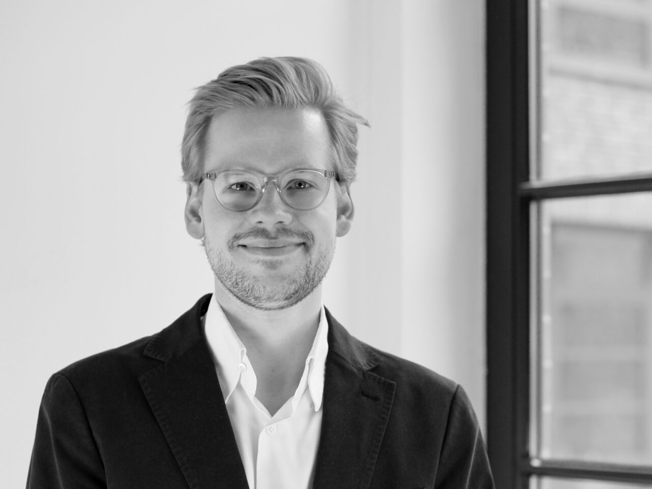 https://multiversum.consulting/wp-content/uploads/2025/07/Daniel-Steidtmann_schwarz-weiss-1280x960.jpg